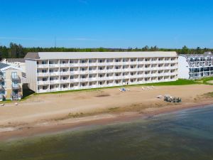 Mackinaw Beach and Bay Inn & Suites