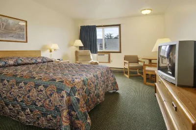 Super 8 by Wyndham Iron Mountain Hotels near Samuel Bassett Viewing Platform