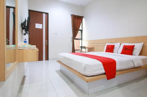 RedDoorz Syariah Near Universitas Jenderal Soedirman