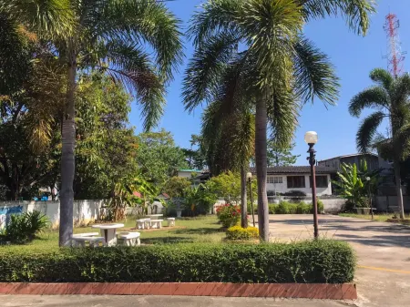 Smile Home Chom Thong Отели рядом с достопримечательностью «Wat Phra That Si Chom Thong Worawihan»