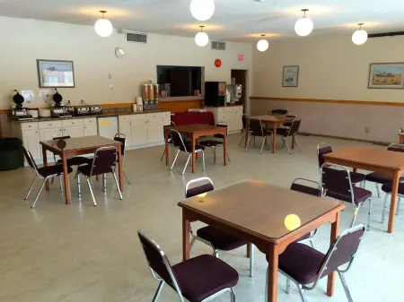 Colonial Inn Отели в г. Брандон