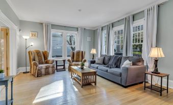 The Magnolia Manor - Private Backyard - Close to Downtown - Housity