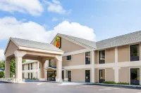 Super 8 by Wyndham Erwin Hotel dekat Zane Whitson Welcome Center