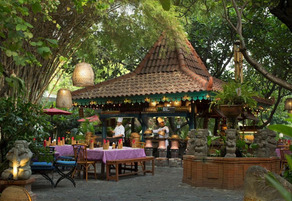 부미 수라바야 시티 리조트의 럭셔리한 야외 수영장 전경