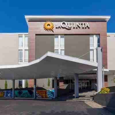 La Quinta Inn & Suites by Wyndham Tulsa Downtown/Route 66 Hotel Exterior