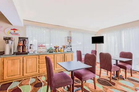 Super 8 by Wyndham Stafford Отели в г. Гриффис-Уайдуотер