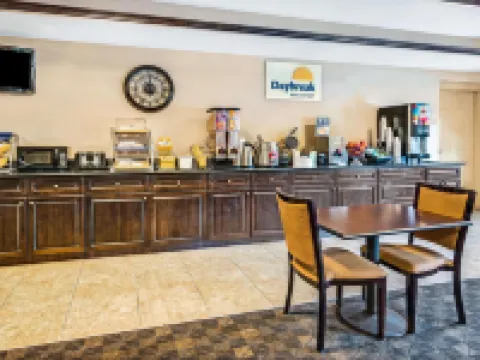 Days Inn & Suites by Wyndham Jeffersonville IN Hotels in Clark County