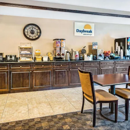 Days Inn & Suites by Wyndham Jeffersonville IN