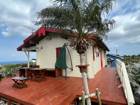 Its a Cute Log House on the Remote Island Sesoko Отели рядом с достопримечательностью «Mt. Yaedake»
