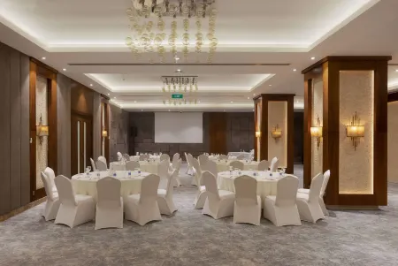 Ramada by Wyndham Erbil Gulan Street Отели рядом с достопримечательностью «Крепость "Эрбиль"»