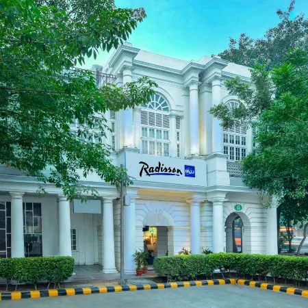Radisson Blu Marina Hotel Connaught Place Отели рядом с достопримечательностью «Офис Indian Railways»