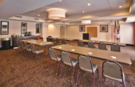 La Quinta Inn & Suites by Wyndham Elkview - Charleston NE