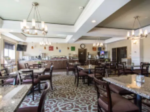 舒適套房酒店 薩斯喀徹温堡酒店