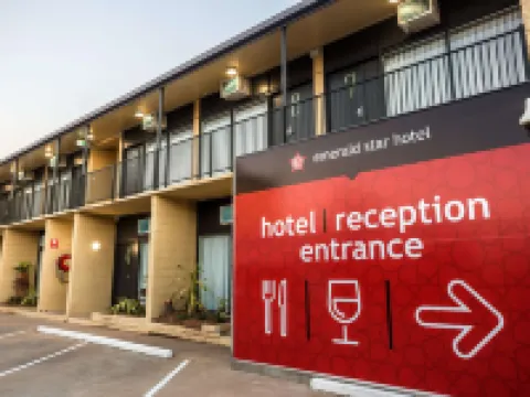 ไนท์แคปที่โรงแรมเอเมอรัลด์สตาร์ โรงแรมในเอเมอรัลด์