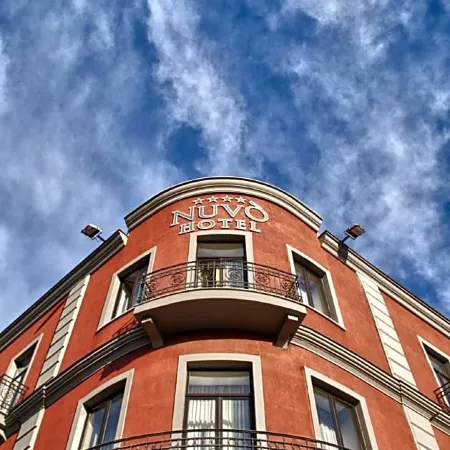Hotel Nuvò Отели рядом с достопримечательностью «Бассейн «Скандоне»»