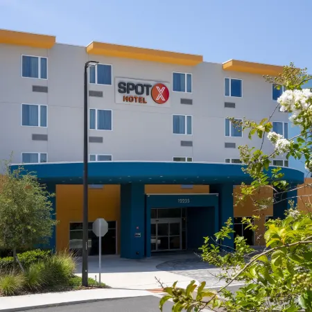 SPOT X Hotel Orlando/Intl Dr by The Red Collection Отели рядом с достопримечательностью «Аутлет-центр Orlando Premium Outlets»