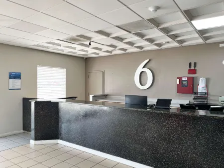 Motel 6 New Port Richey, FL Отели рядом с достопримечательностью «Jasmin Park»