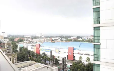 Prime and Comfy Studio at Tamansari la Grande Apartment by Travelio Отели рядом с достопримечательностью «Собор Святого Петра»