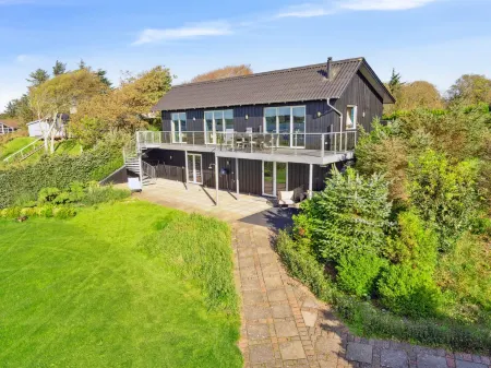 "Berta" - 70m to the Fjord Отели в г. Roslev