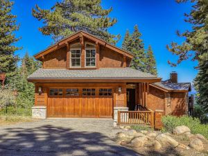 Luxe Tahoe City Cabin with Lake Views and Beach Access