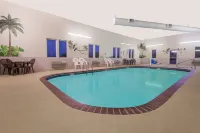 Super 8 by Wyndham Ottawa Hotels in Ottawa