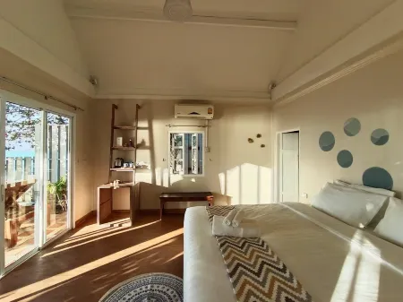 Saffron on the Sea Resort Отели рядом с достопримечательностью «Chao Por Koh Chang Shrine»