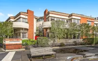 Captains Retreat Apartments and Cottages Hotel dekat Jawbone Flora and Fauna Reserve