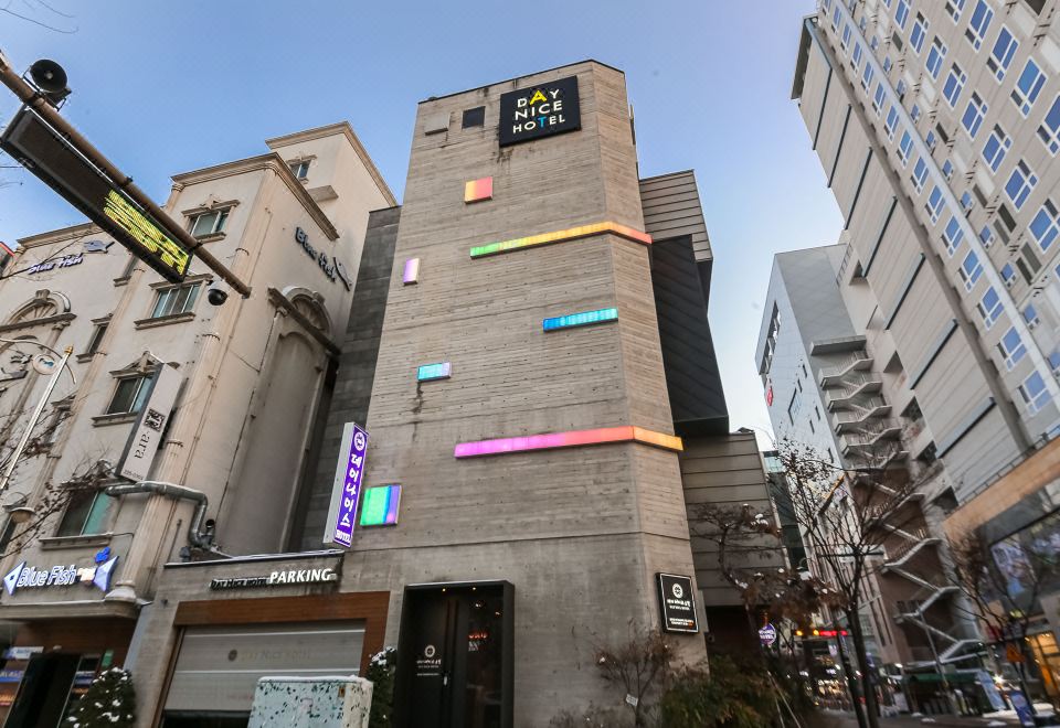 2. 데이나이스호텔..