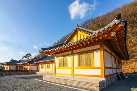 Yongin Hanok Pension Sujindang Отели рядом с достопримечательностью «Everland»