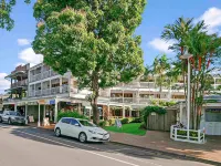 Mantra on the Inlet Port Douglas Hotels near Funstuff by Lynda