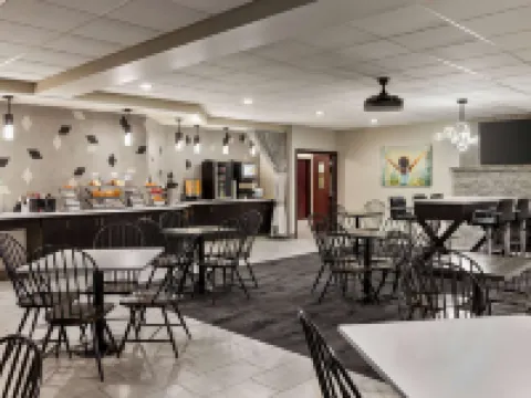 La Quinta Inn & Suites by Wyndham Lake George クイーンズベリーのホテル