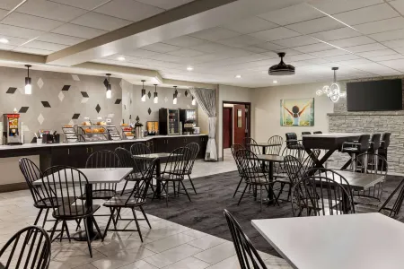 La Quinta Inn & Suites by Wyndham Lake George Отели рядом с достопримечательностью «Зона отдыха Герни Лейн»