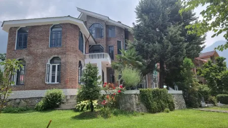 Morning Mist Отели рядом с достопримечательностью «Шалимар Ба Магал Гарден»