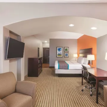 La Quinta Inn & Suites by Wyndham Houston Bush Intl Airpt E Hotels near George Bush Intercontinental Airport