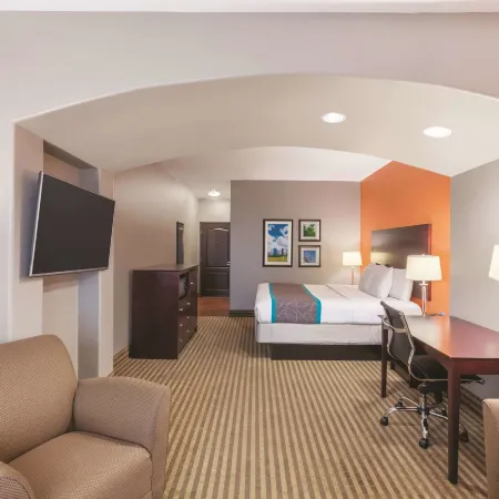 La Quinta Inn & Suites by Wyndham Houston Bush Intl Airpt E