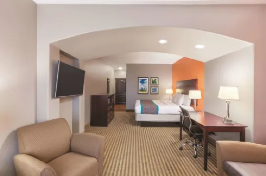 La Quinta Inn & Suites by Wyndham Houston Bush Intl Airpt E