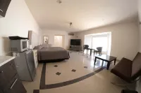 17) Suite for Two People