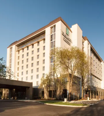 Embassy Suites by Hilton Nashville Airport Hotel in zona DeVry University
