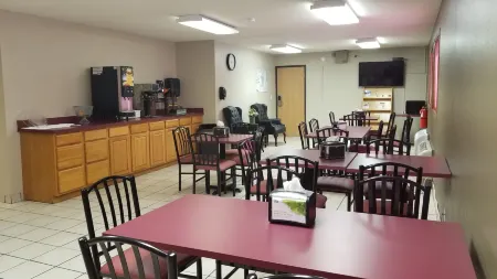 Super 8 by Wyndham St. Cloud Отели в г. Сент-Вендел