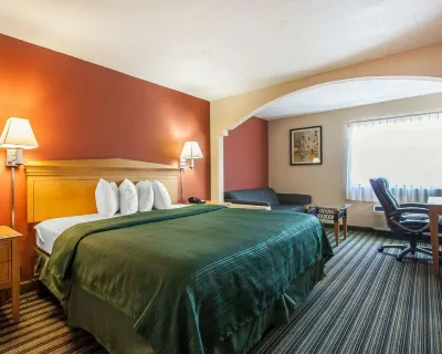 Econo Lodge Inn & Suites