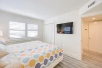 Updated Dtwn Naples Condo Across from Beach!