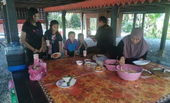D`KAMPUNGSTAY TERATAK KASIH BONDA
