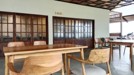 Hiromi Glamping Anyer Beach Resort Отели в г. Cinangka