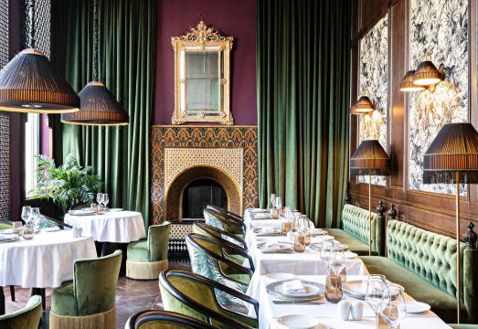 리아드 페스의 아름다운 내부 정원