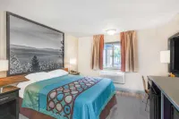 Super 8 by Wyndham Redding Hotels in Redding