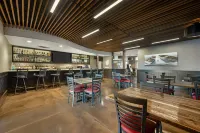Best Western Plus Lakeview Hotel - bar