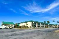Super Inn & Suites by OYO Milledgeville فنادق في ميلدجفيل