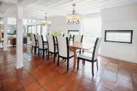 Charming 9br / 8.5 bath, Sleeps 19, WiFi, Fitness Room w/ Beautiful Views!