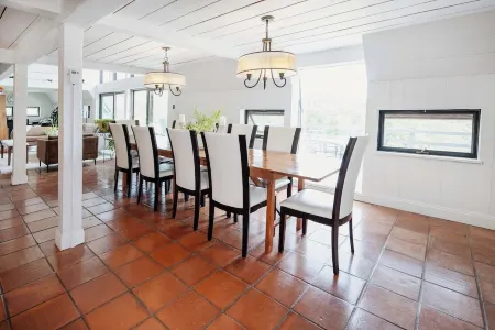 Charming 9br / 8.5 bath, Sleeps 19, WiFi, Fitness Room w/ Beautiful Views!