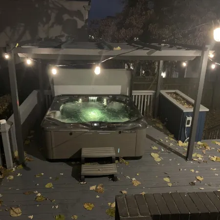 Clifton Scenic Lodge 3BR 2BA: Private Hot Tub, Spacious Patio, Offstreet Parking